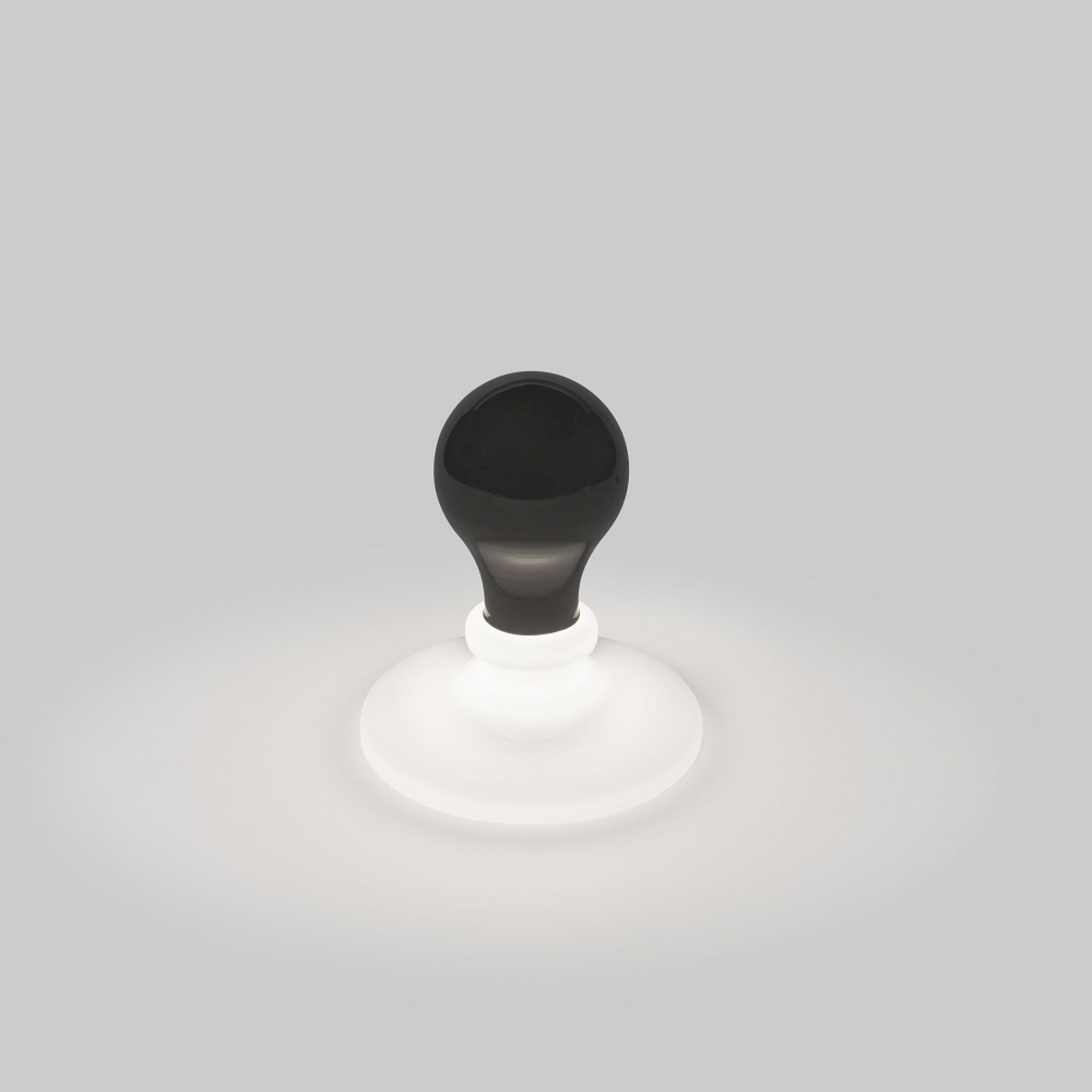 Light Bulb Tavolo LED Tischleuchte von Foscarini, moderne Tischlampe mit schwarzem Leuchtmittel.
